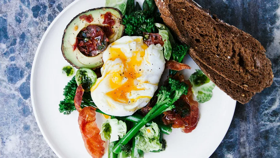 Poached egg with vegetables on a plate.