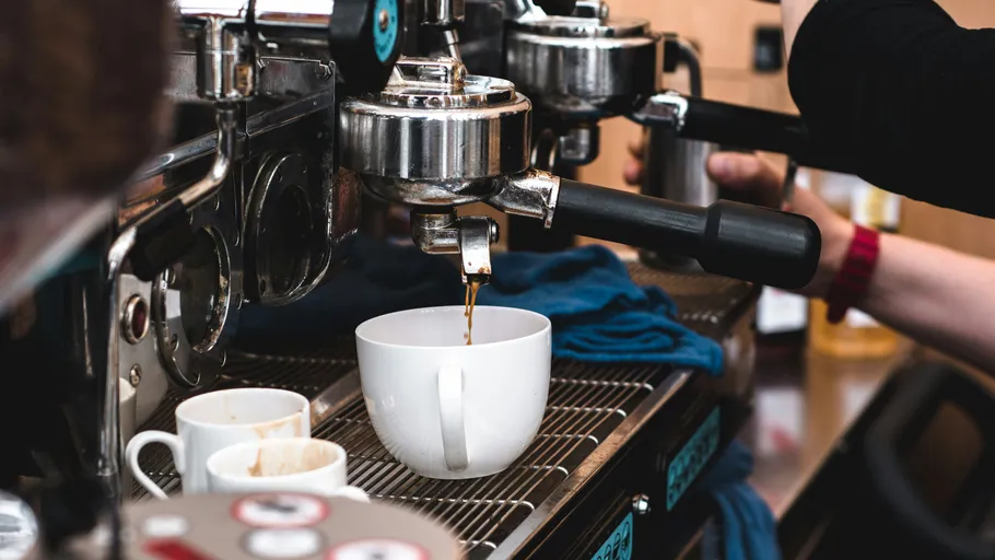 Barista macht Espresso in einem Café.
