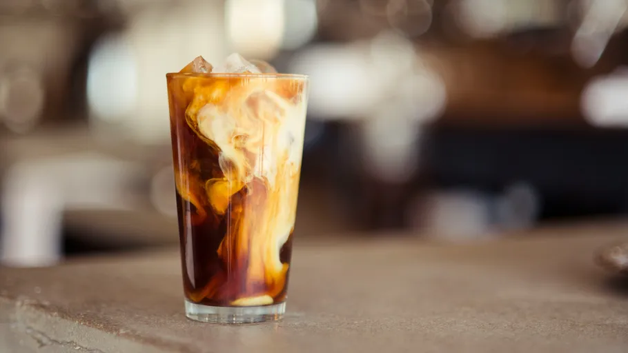 Eiskaffee mit Milchwirbel in einem Café.