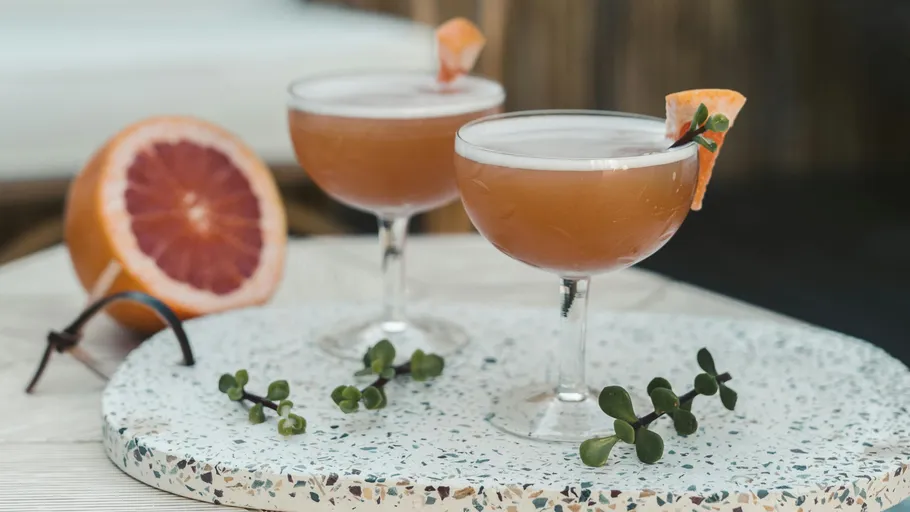 Zwei Cocktails mit Grapefruitdekor.