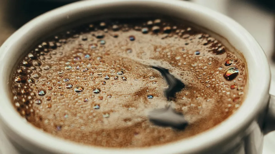 Kaffeetasse mit schaumiger Oberfläche.