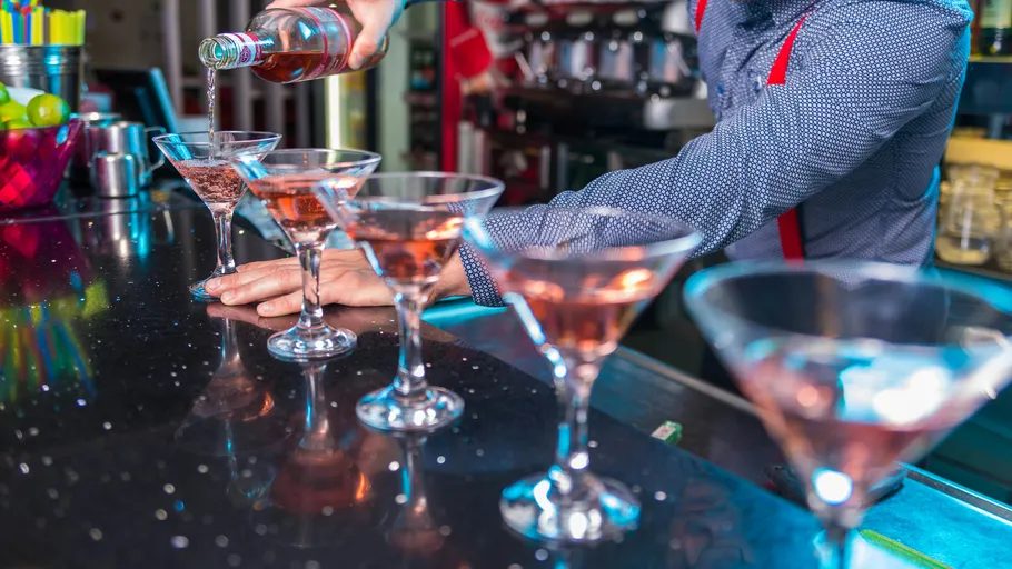 Barkeeper schenkt Getränke in einer Bar ein.