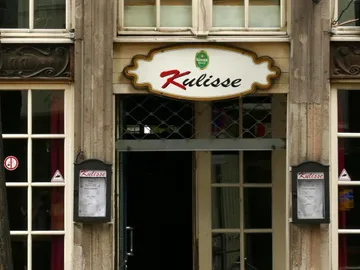 Restaurant `Kulisse` zeigt die Eingangstür mit Menüs.