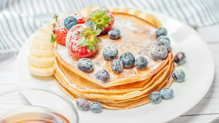 Pfannkuchen mit Beeren auf einem Teller.