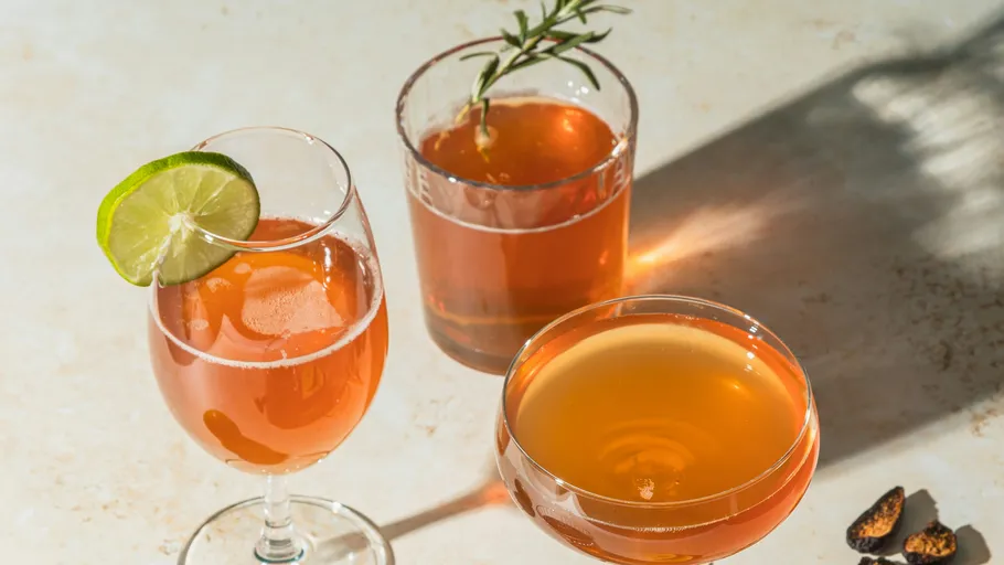 Drei Cocktails auf heller Oberfläche.