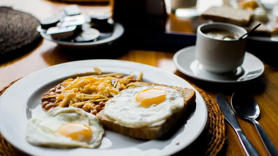 Frühstücksteller mit Eiern, Bohnen und Toast.
