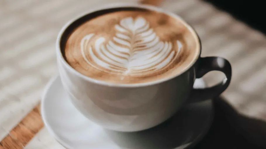 Tasse Cappuccino mit Latte-Art-Design.
