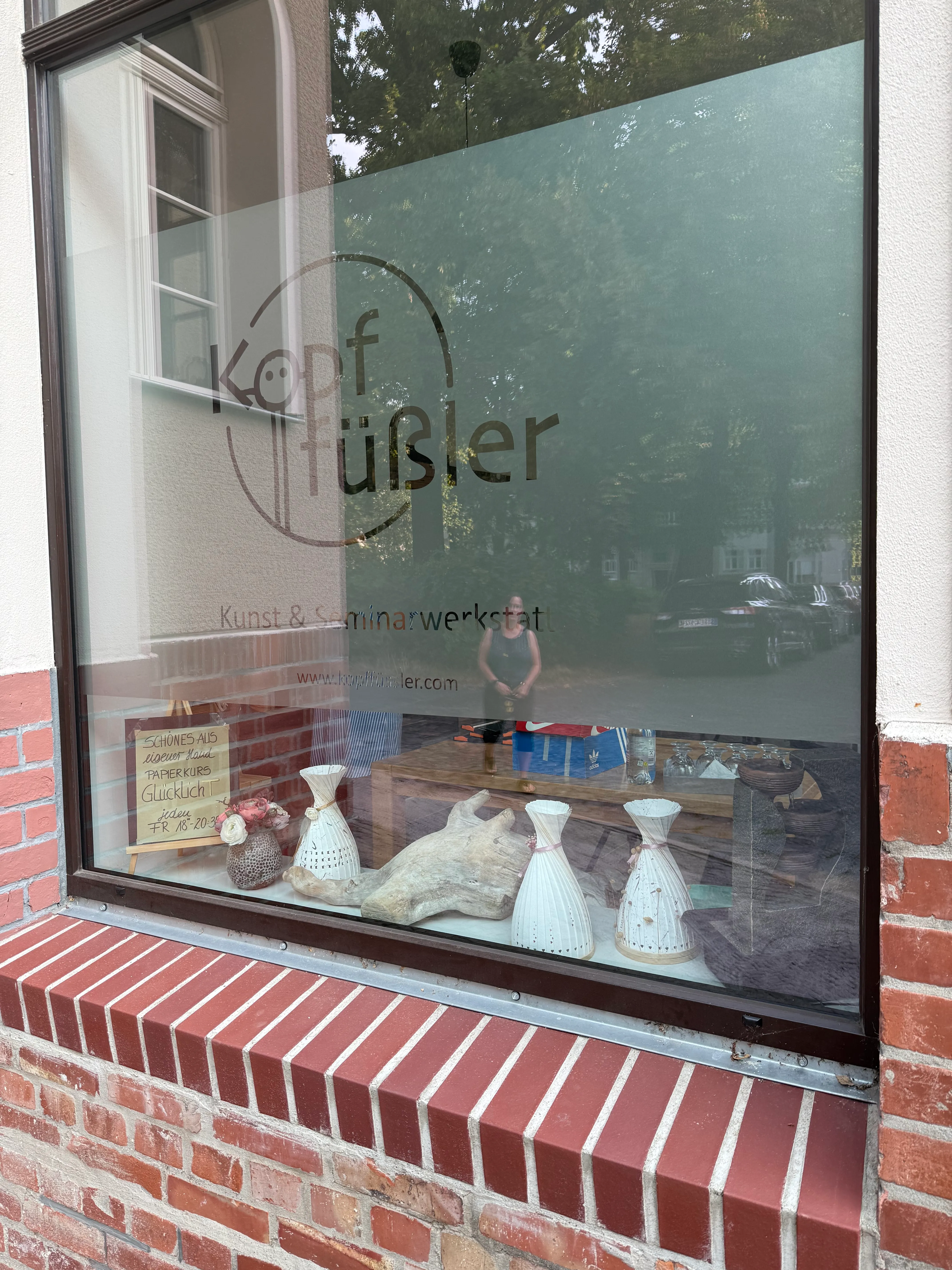 Schaufenster mit ausgestellten Keramikartikeln.