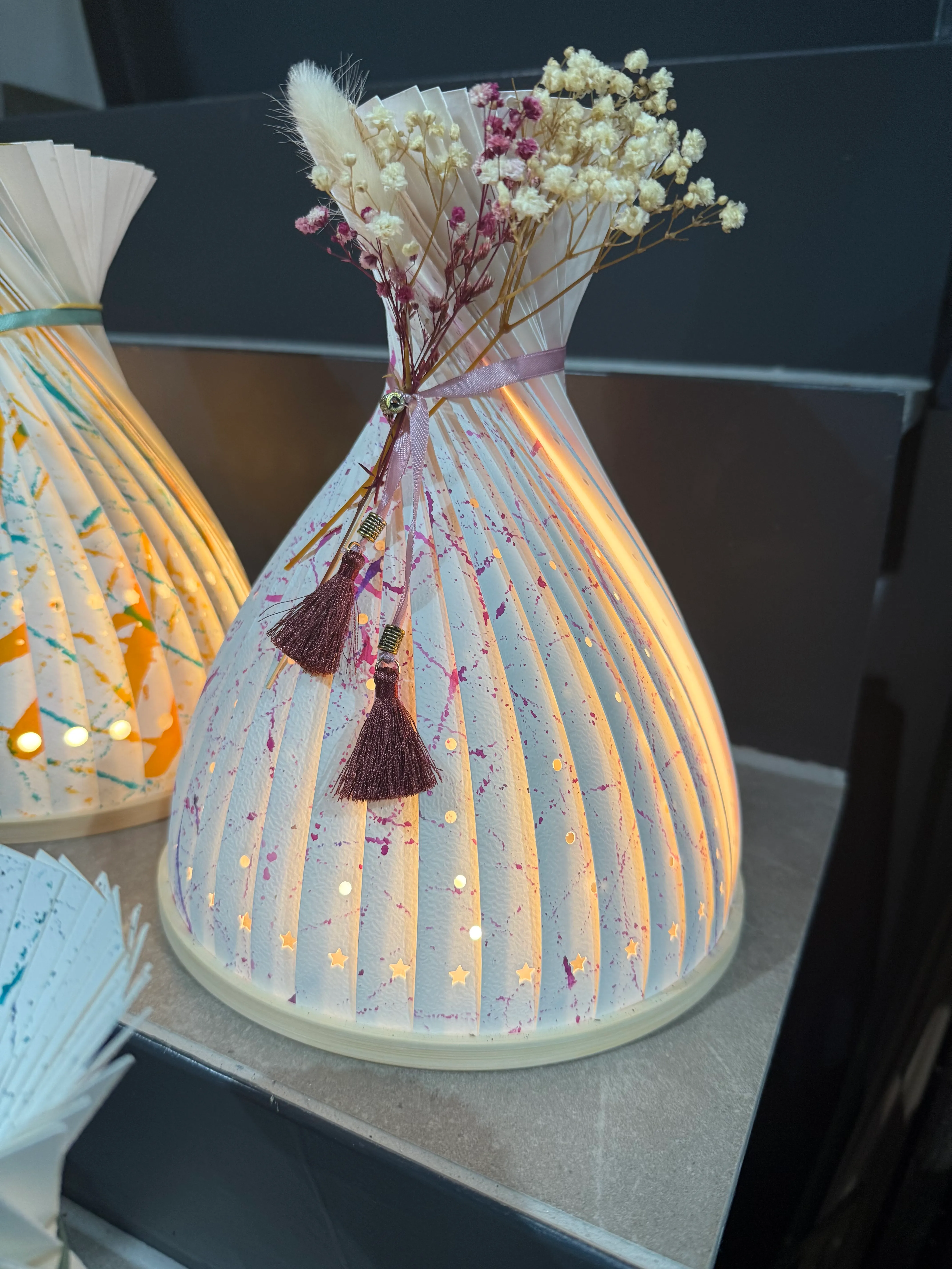 Dekorative Papierlampe strahlt warmes Licht aus.