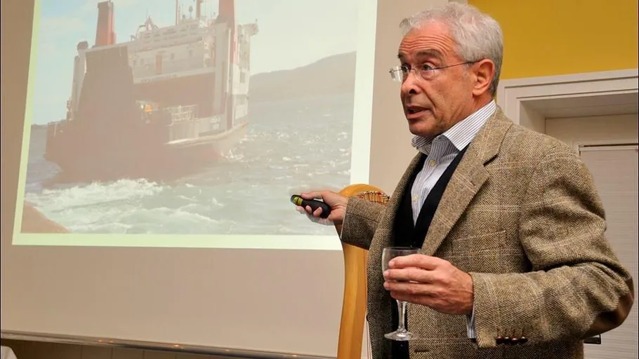 Mann hält Vortrag über ein Schiff.