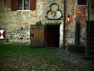Alter Caféeingang mit Holztür und Laterne.