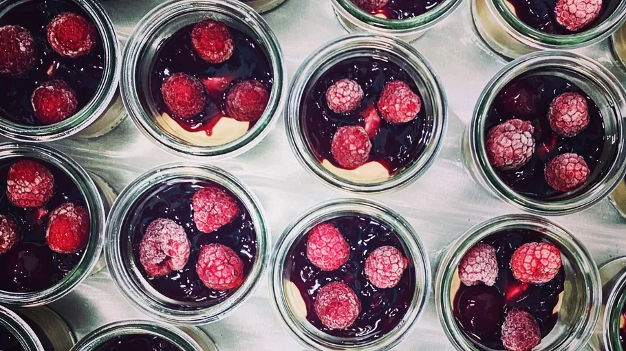 Gläser mit Beeren und Dessert gefüllt.