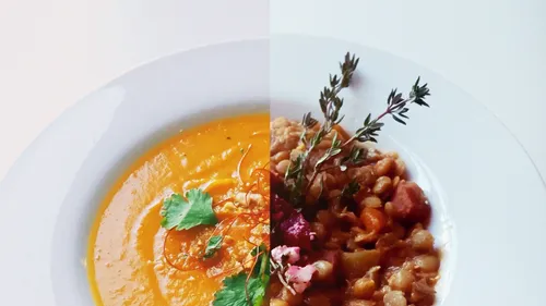 Geteiltes Bild von Suppe und Eintopf in weißen Schalen.