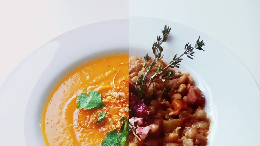 Geteiltes Bild von Suppe und Eintopf in weißen Schalen.
