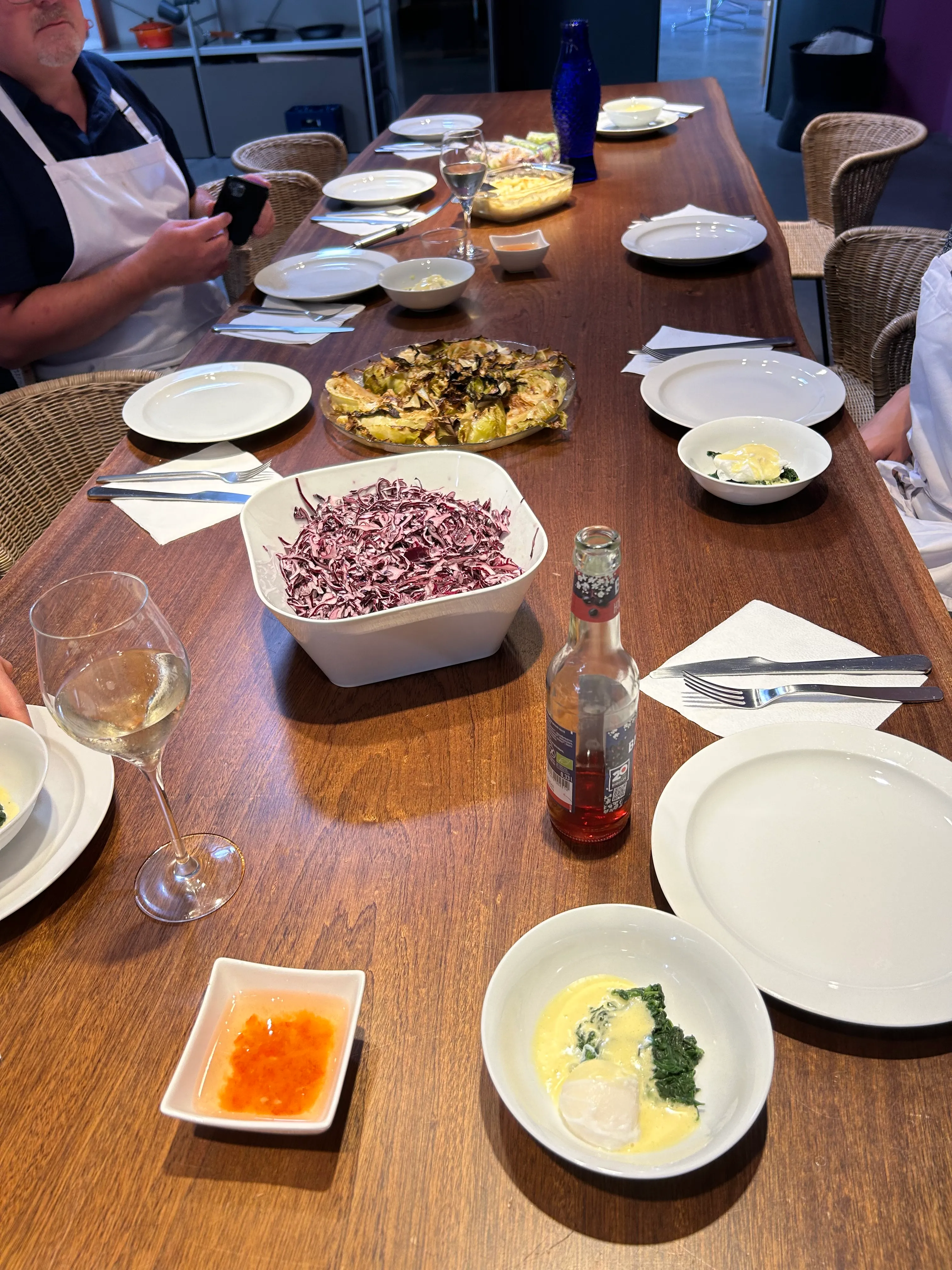 Tisch gedeckt mit Essen und leeren Tellern.