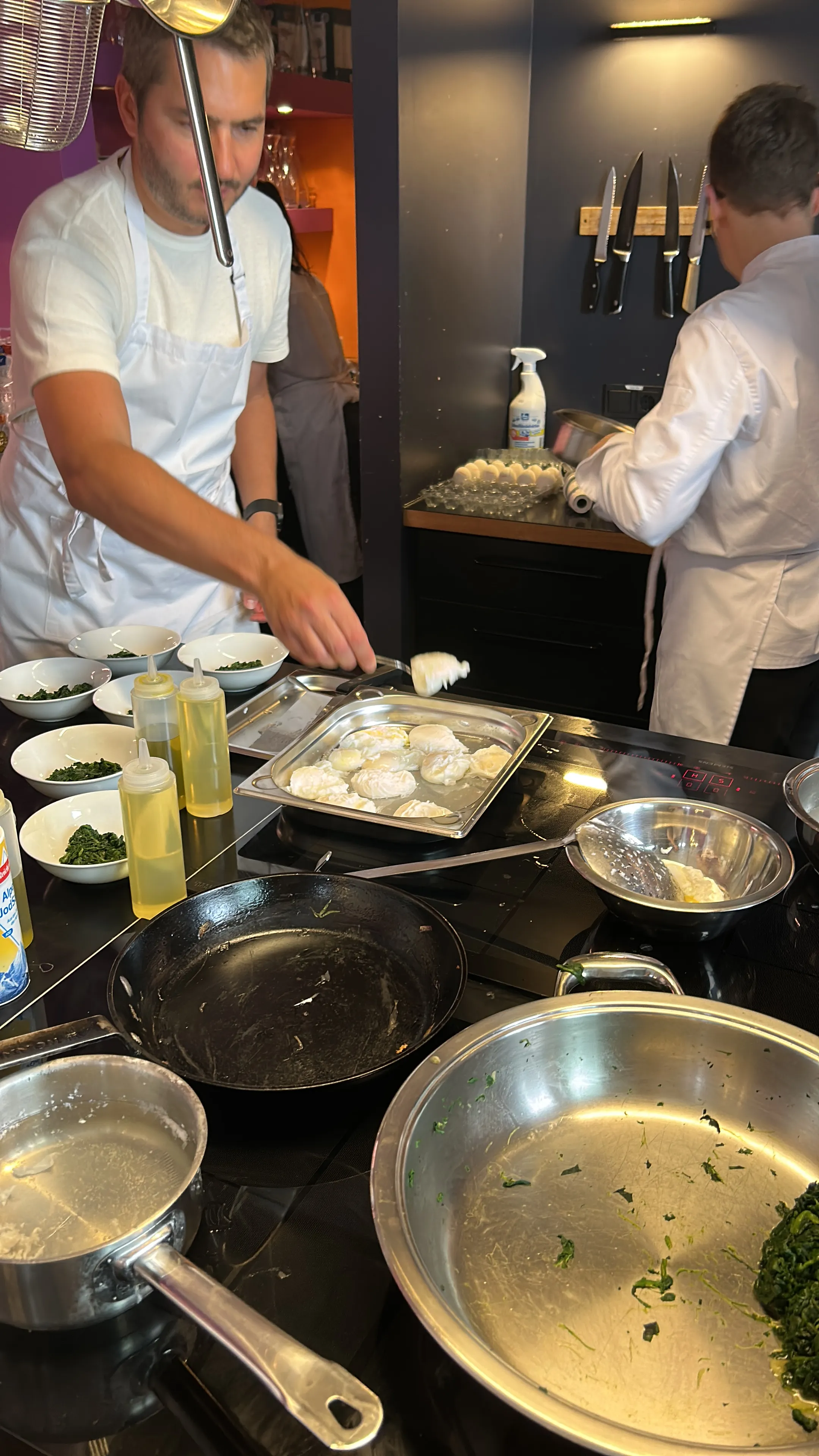 Zwei Köche bereiten Gerichte in der Küche zu.