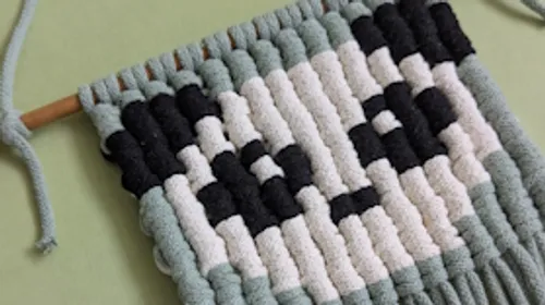 Wandteppich mit abstraktem Muster, Pastellfarben.