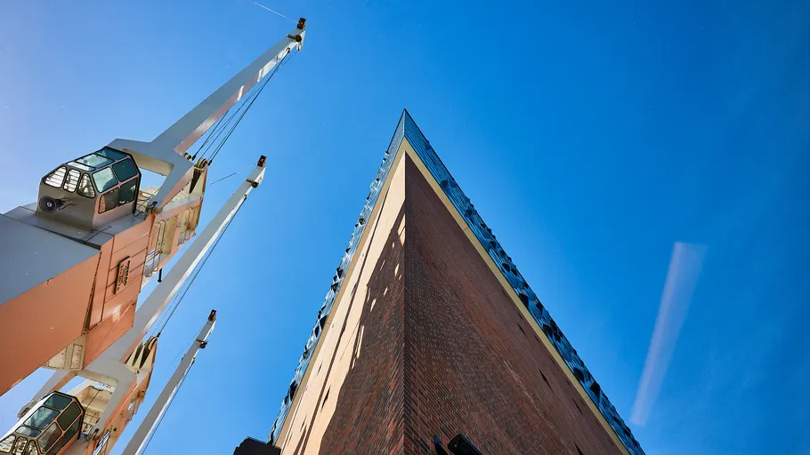 Kran und Gebäude unter klarem blauen Himmel.