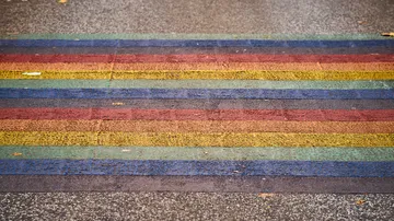 Bunte gestreifte Zebrastreifen auf einer Straße.