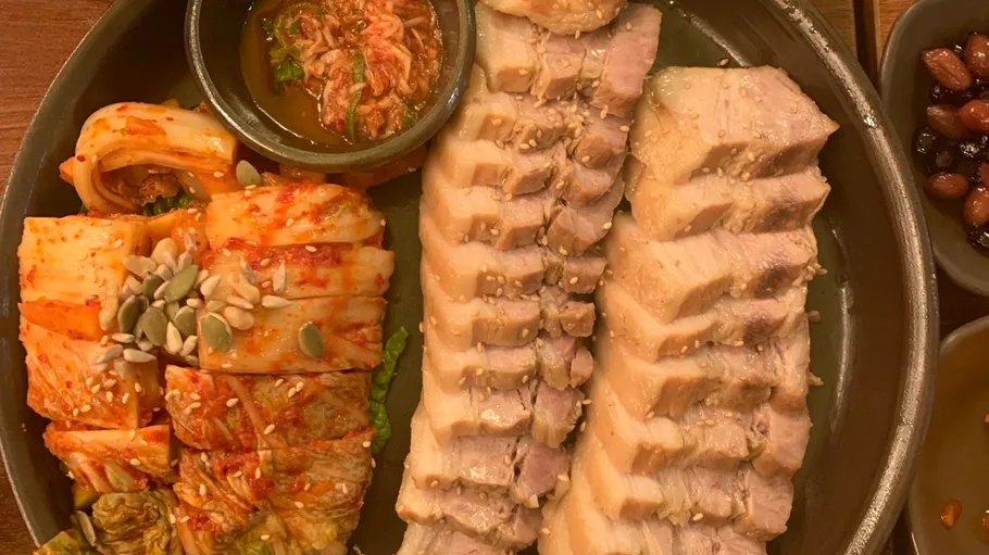 Geschnittenes Schweinefleisch und Kimchi auf Teller.