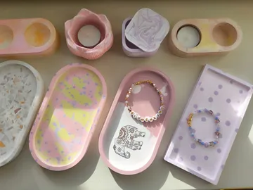 Bunte Tabletts und Kerzen auf einem Tisch.