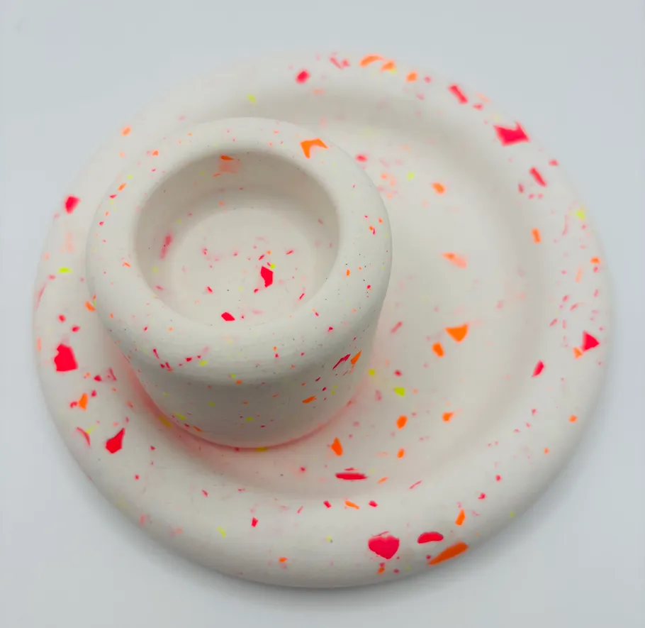 Weißer Eierbecher mit bunten Sprenkeln.