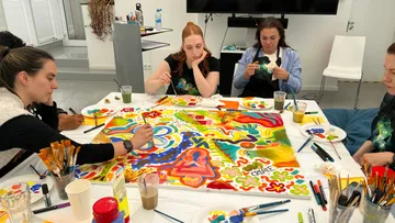 Gruppen-Malstunde im Kunststudio.