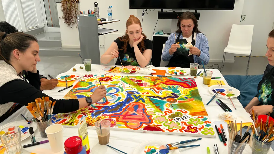 Gruppen-Malstunde im Kunststudio.