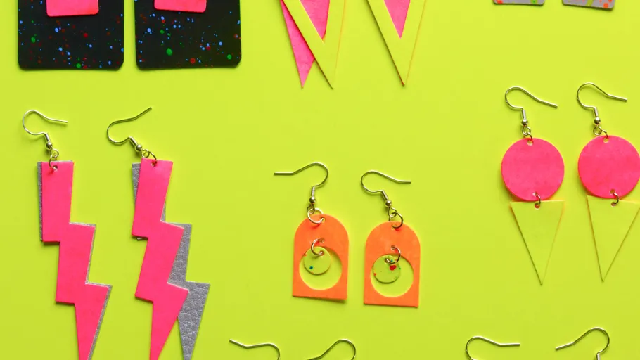 Bunte Retro-Ohrringe auf gelbem Hintergrund.