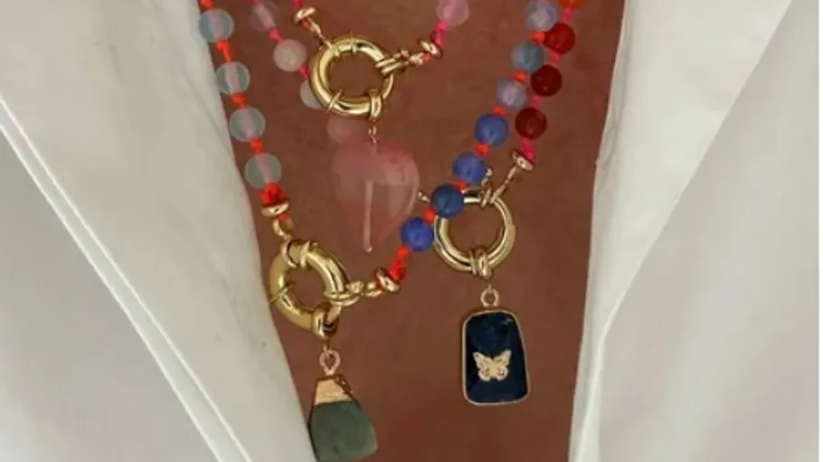 Bunte Perlenketten mit Goldakzenten, Nahaufnahme.
