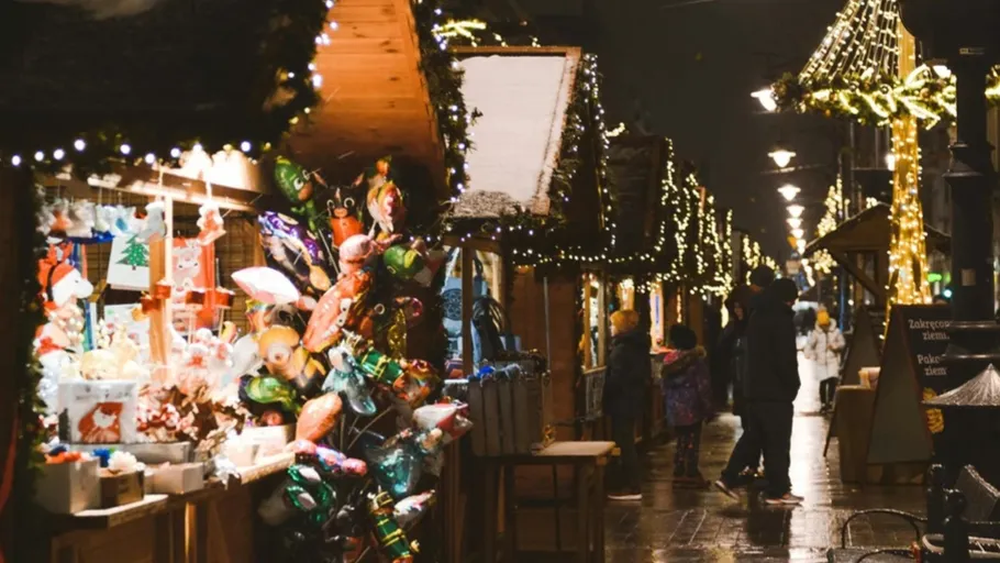 Festlicher Marktstand mit Dekorationen und Lichtern.