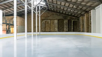 Leere Indoor-Eisbahn in Industriegebäude.