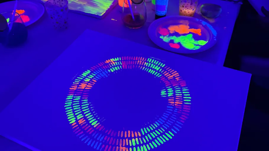 UV-Farben Kreis auf Leinwand unter Schwarzlicht.
