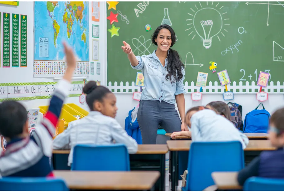 Lehrerin interagiert mit Schülern im Klassenzimmer.