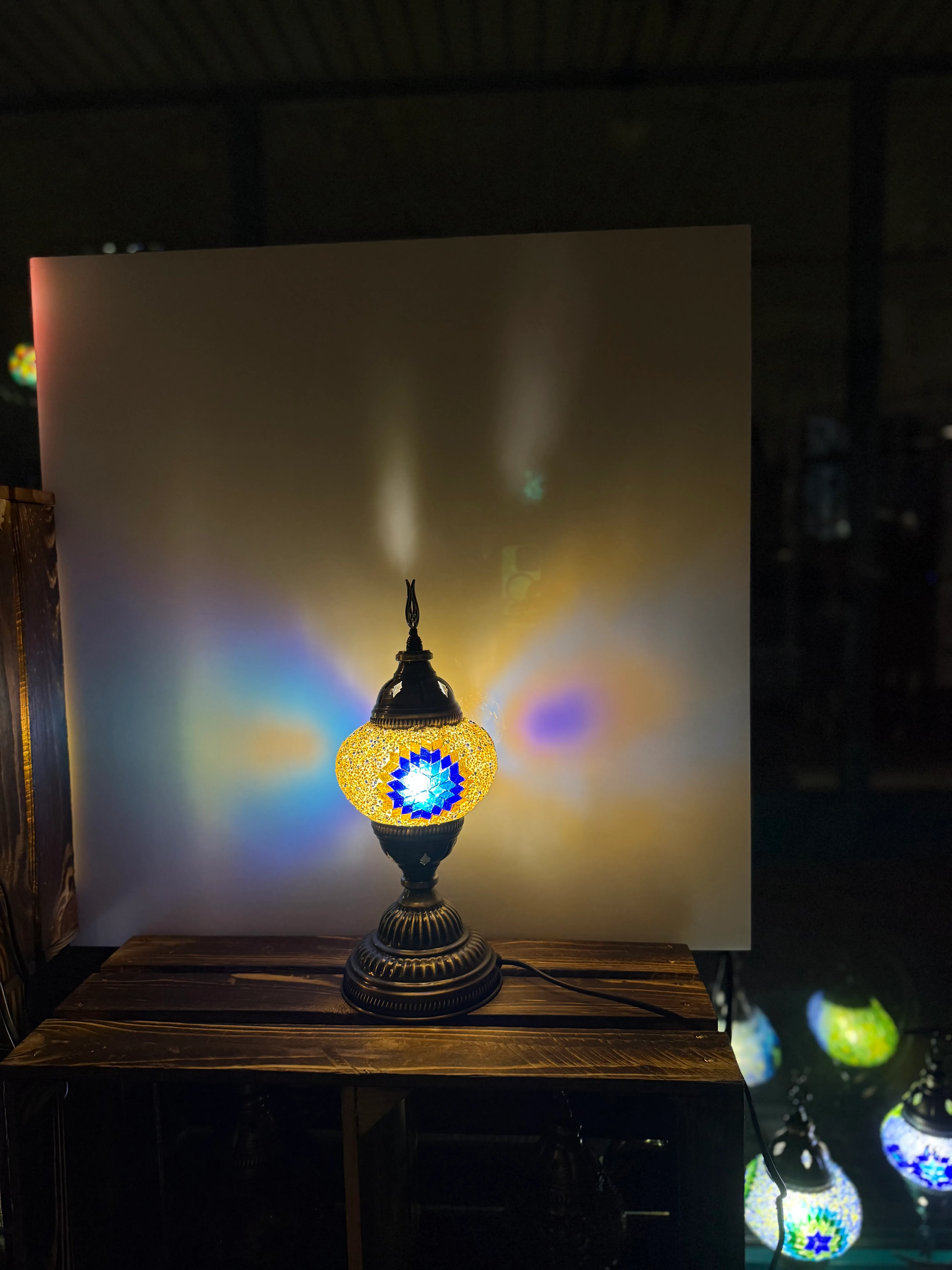 Bunte Mosaiklampe wirft Lichtschatten.