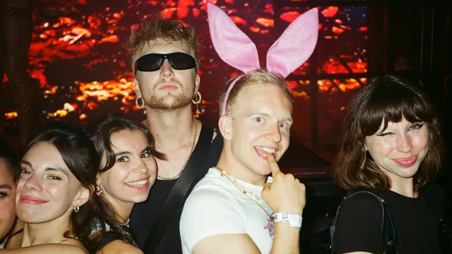 Gruppe von Menschen lächelt auf einer Party.