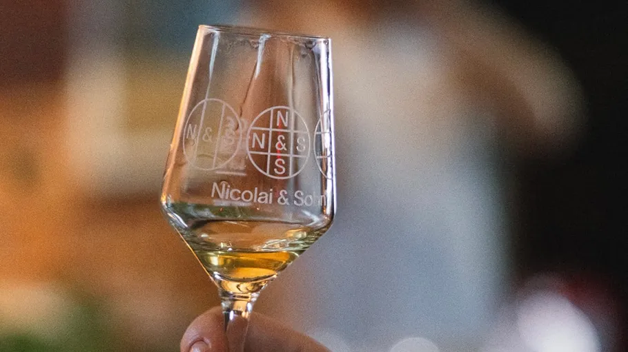 Weinglas mit Logo, drinnen gehalten.