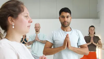 Gruppe übt Yoga in einem Studio.