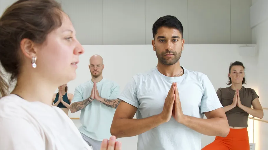 Gruppe übt Yoga in einem Studio.