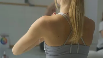 Frau in Yogapose, Studiohintergrund.