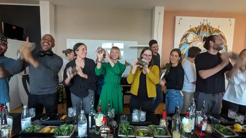 Menschen machen Cocktails in lebhafter Umgebung.