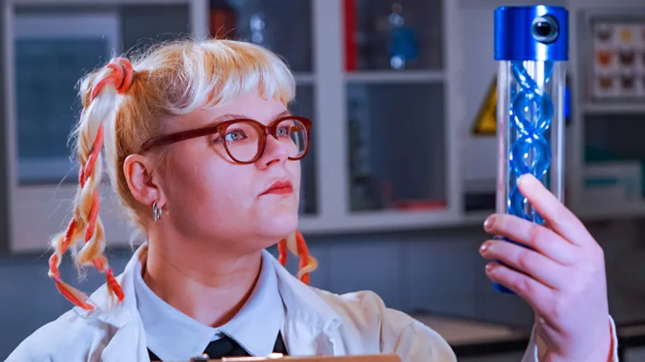 Wissenschaftlerin untersucht blaues DNA-Modell im Labor.