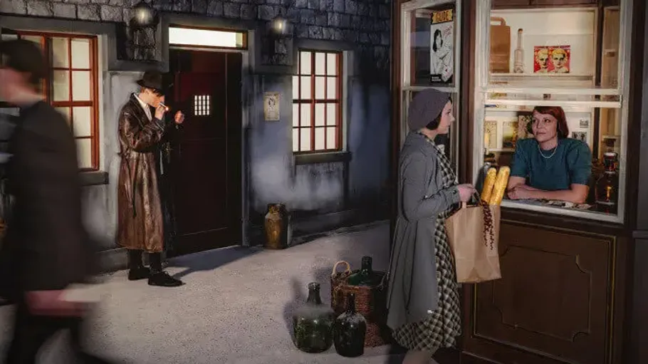Frau kauft Brot am vintage Straßenstand.
