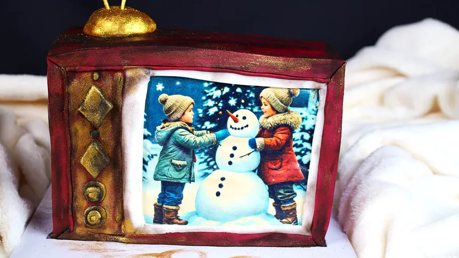 Alter Fernseher zeigt Kinder mit Schneemann draußen.