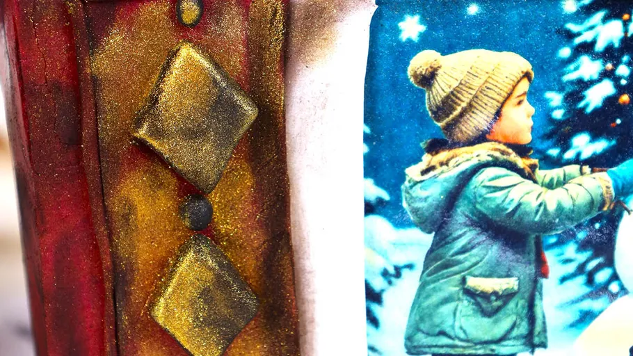 Kind in Winterkleidung neben dekorierter Wand.