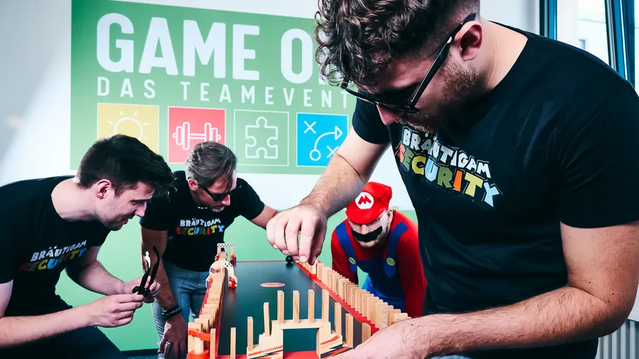 Männer spielen Tischspiel in Eventraum.
