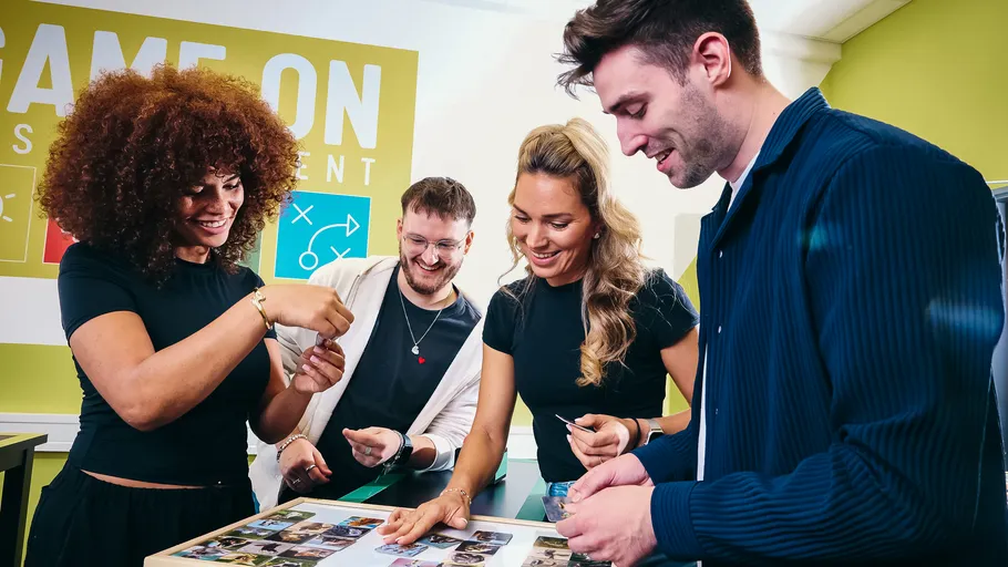 Gruppe genießt ein Brettspiel im Raum.