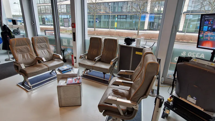Flugzeugsitze im Raum als Lounge arrangiert.