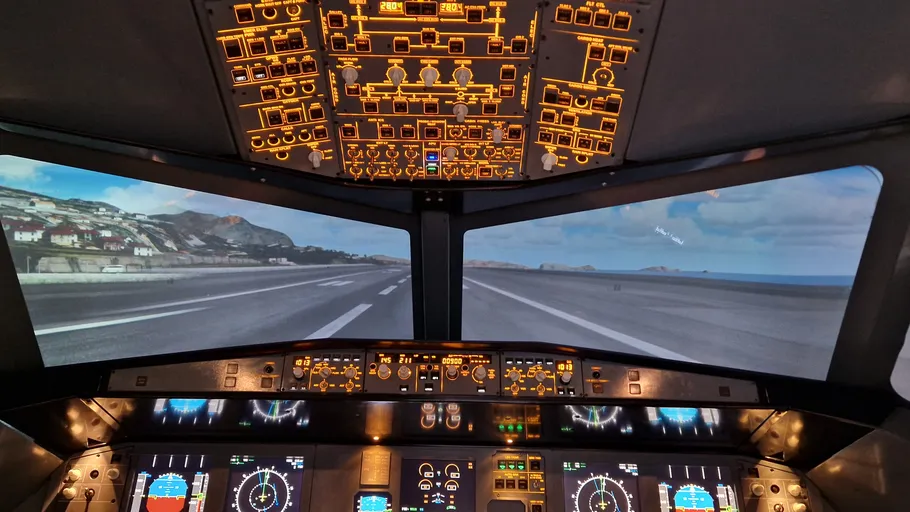 Flugzeugcockpit simuliert Anflug auf Landebahn.
