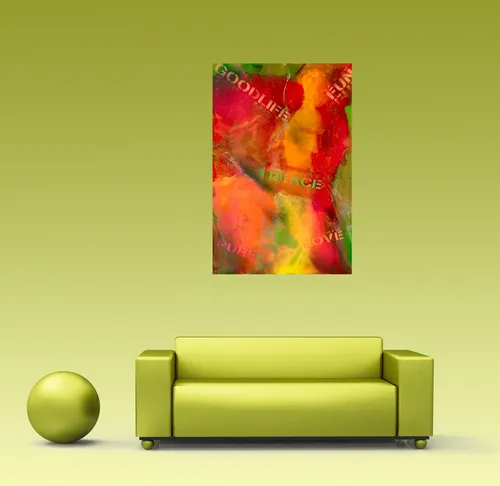 Grünes Sofa mit buntem Wandbild darüber.